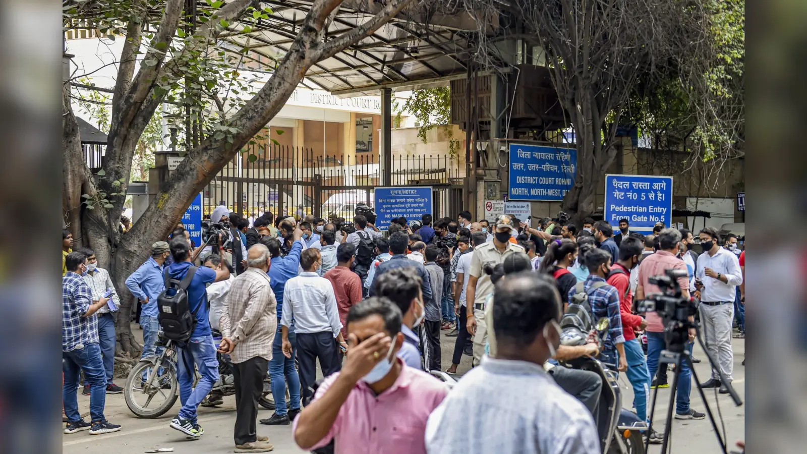 Rohini Court Blast: दिल्ली के रोहिणी कोर्ट में धमाका, विस्फोट में दो लोग घायल, जांच के लिए पहुंची फॉरेंसिक टीम