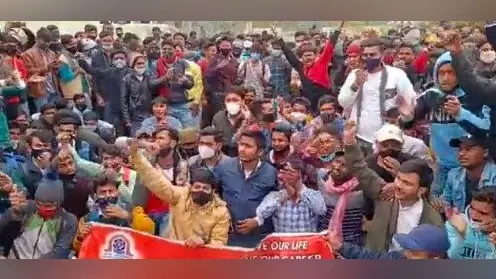 बिना पढ़ाई परीक्षा लेने पर उग्र हुए आर्यभट्ट विश्व विद्यालय के छात्र, शांत करने में छूटे पुलिस के पसीने