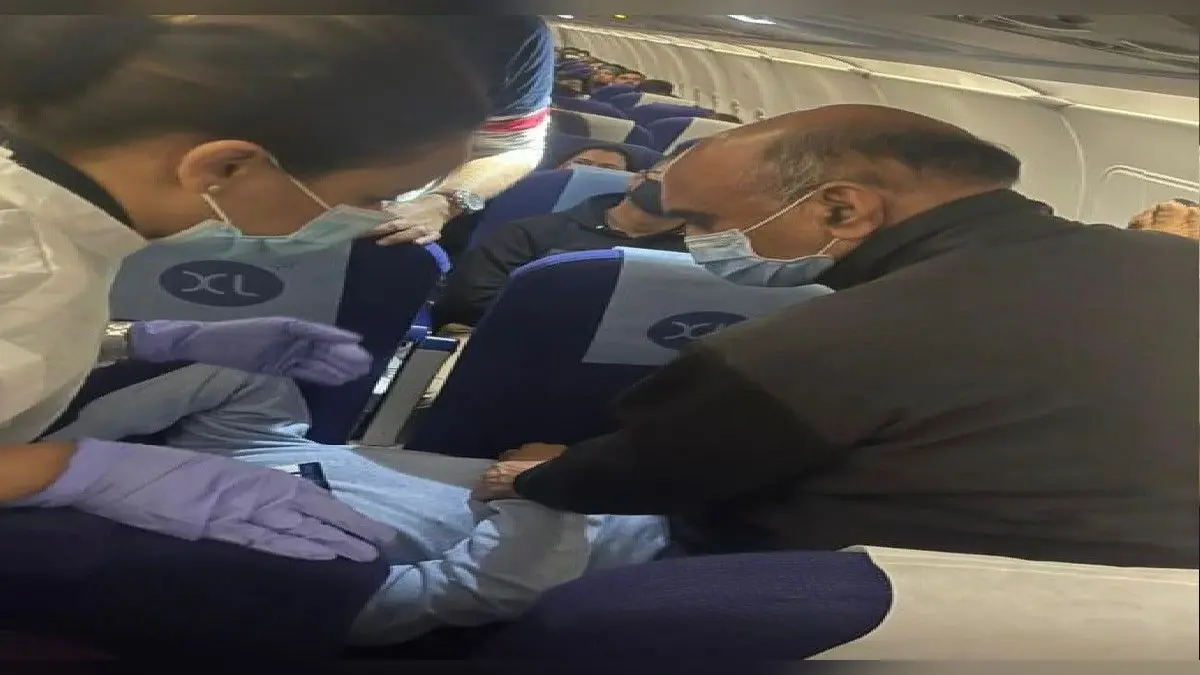 विमान में बीमार मरीज का केंद्रीय मंत्री ने किया इलाज, पीएम मोदी बोले शानदार काम