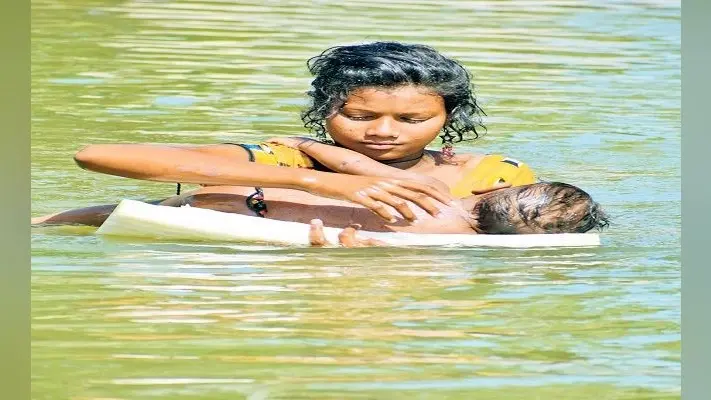 PHOTO: कहीं थर्मोकोल पर तैरता मासूम तो कहीं नाव से निरीक्षण करते डीएसपी, श्मशान तक पहुंची बाढ़ की तबाही