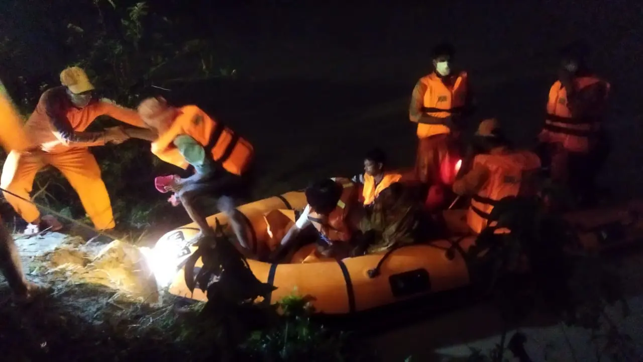 UP: सिद्धार्थनगर में एक और बांध टूटने से मचा हड़कंप, जलमग्न हुए सैकड़ों गांव, खौफ के साए में ग्रामीण