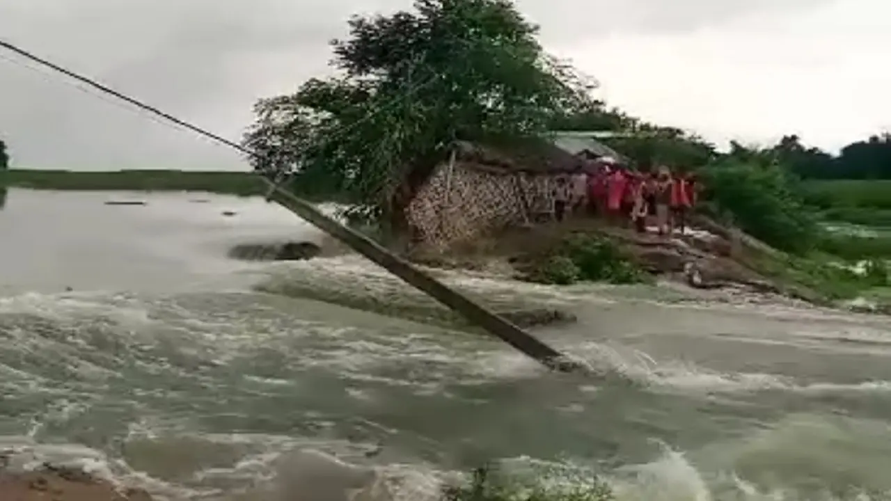 नेपाल की बारिश से बिहार के एक दर्जन से अधिक गांव बाढ़ की चपेट में, मुख्यालय से टूटा संपर्क…
