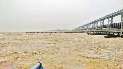 Bihar Flood: कोसी ने दिए अनहोनी के संकेत तो लोगों को घर छोड़ने की हो रही अपील, बराज के 56 फाटक खोले गए