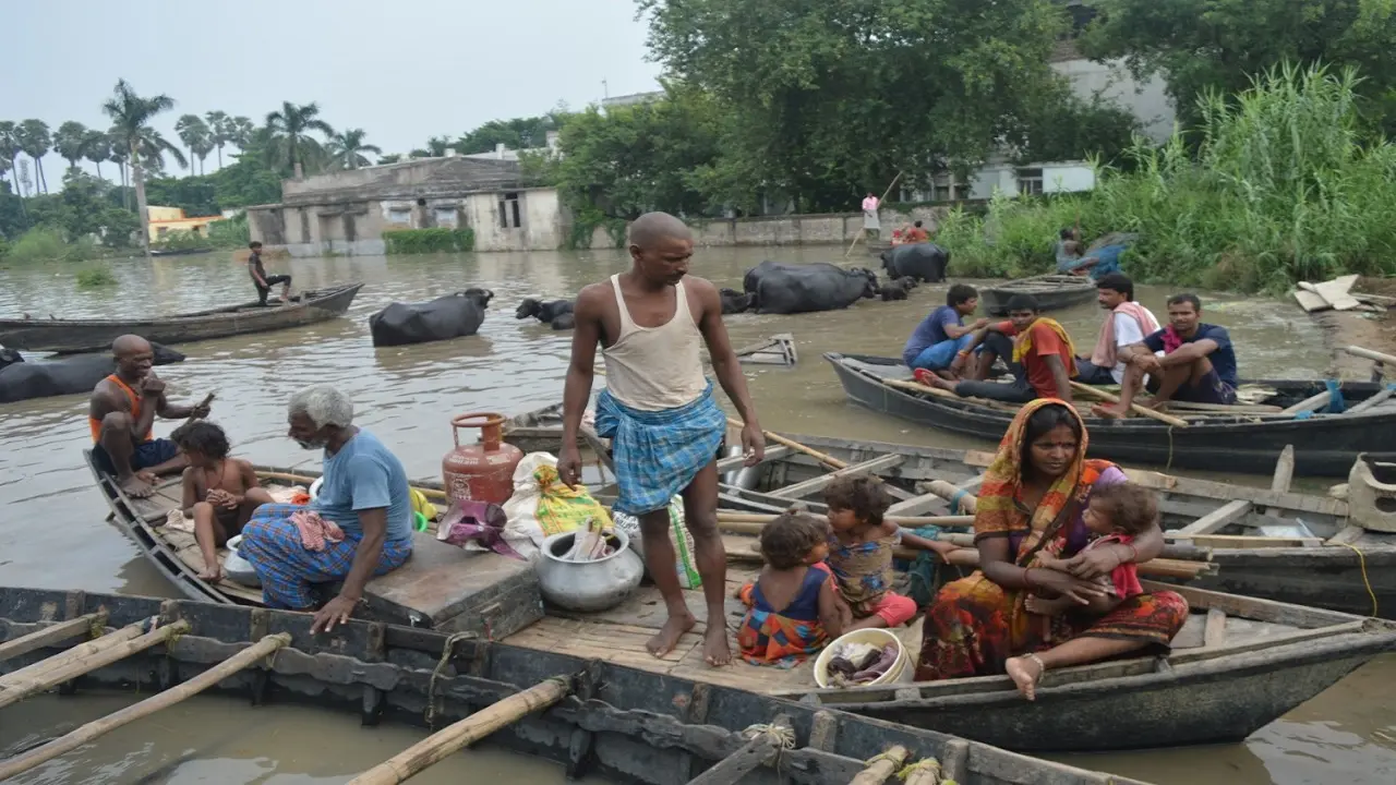 Bihar Flood Photos: भागलपुर में बाढ़ की भयावह तस्वीरें, छत पर खुले में रसोई, छूट रहे घर-द्वार