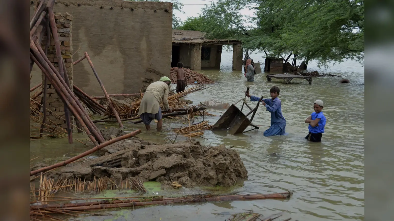 Pakistan Flood : भारी बारिश से तबाही, पाकिस्तान में बाढ़ से 937 की मौत, लगा ‘आपातकाल’
