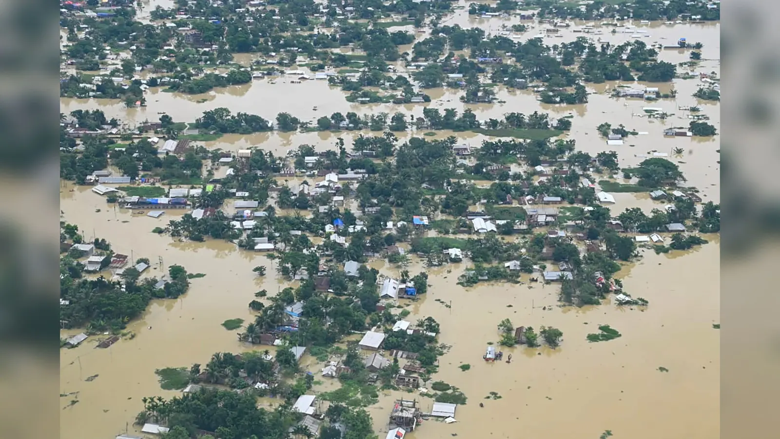 Assam Flood: असम में बाढ़ से 7 और लोगों की मौत, कुछ इस तरह डूब रहे हैं सरकारी कार्यालय, स्कूल और अस्पताल