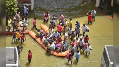 Bengaluru Flood: भारी बारिश से बेंगलुरु बेहाल, नौका तथा ट्रैक्टर से दफ्तर जा रहे हैं लोग