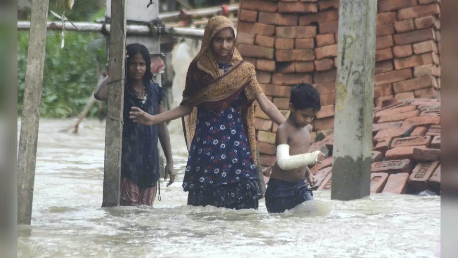 Flood in Sikkim: सिक्किम में आई बाढ़ से अबतक आठ लोगों की मौत, सेना के 23 जवानों समेत 49 लोग अब भी लापता