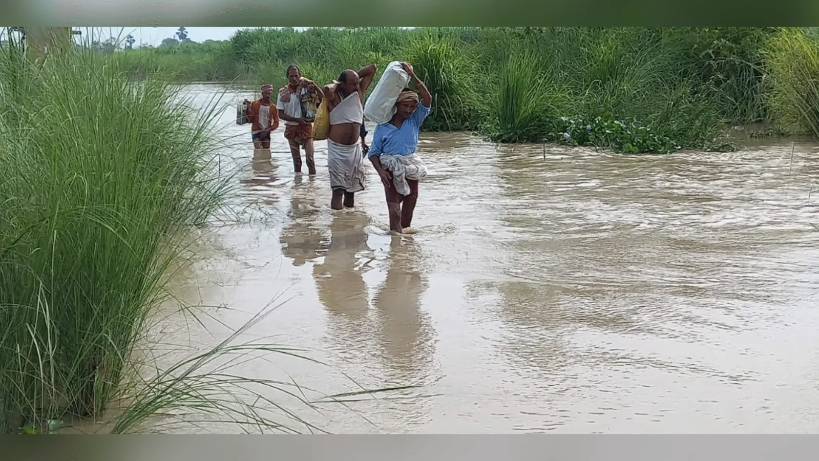 Flood 2022: गंडक नदी में उफान, निचले इलाके में तेजी से फैल रहा पानी, तटबंधों पर बढ़ा दबाव