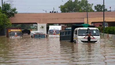 Weather Forecast: मुंबई में भारी बारिश से यातायात प्रभावित, उत्तराखंड में रेड अलर्ट