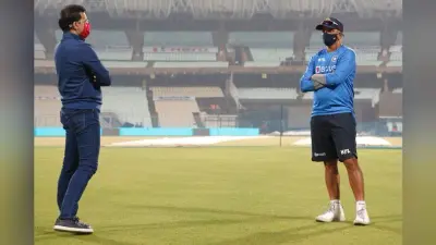 ईडन गार्डन्स में मिले दो महान क्रिकेटर सौरव गांगुली और राहुल द्रविड़, सोशल डिस्टैंसिंग की हो रही तारीफ