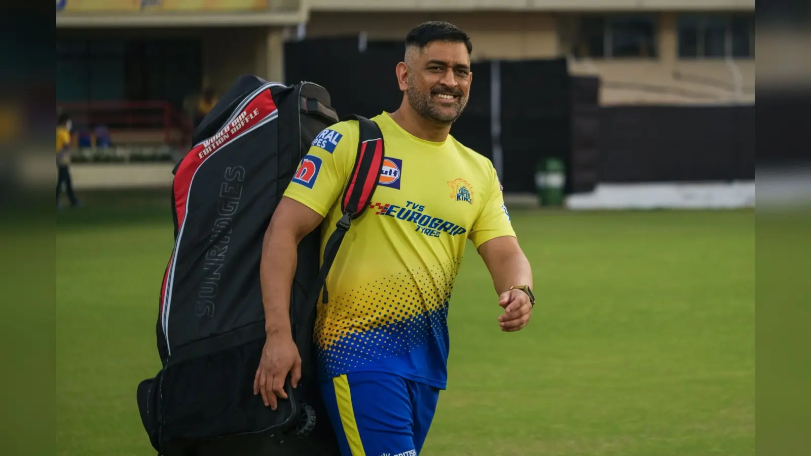 IPL 2022 की शुरुआत से पहले एमएस धोनी ने एक हाथ ने जड़ा शानदार छक्का, सोशल मीडिया पर वीडियो वायरल