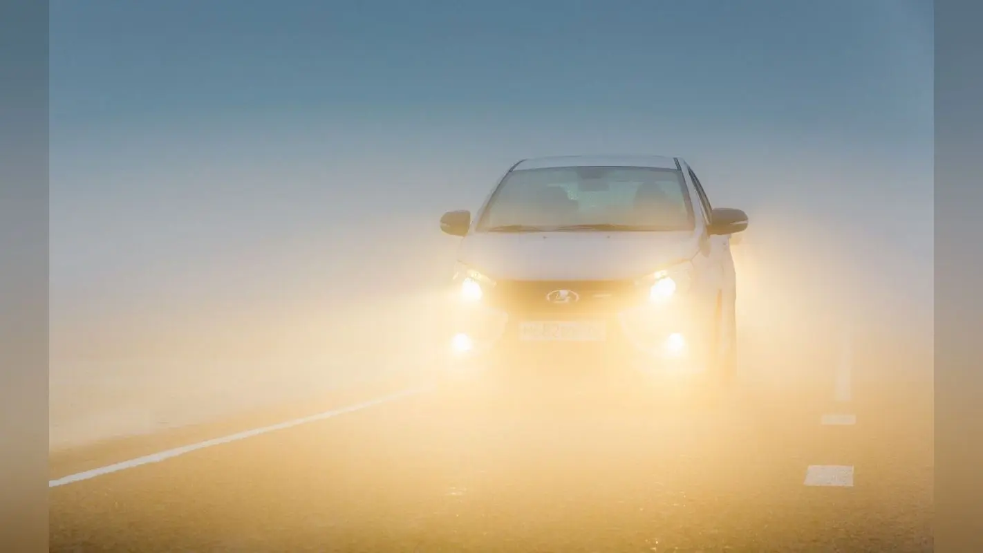कोहरे में गाड़ी चलाते समय जोखिम को कैसे कम करें? Fog के दौरान मिरर सेटिंग की सम्पूर्ण जानकारी