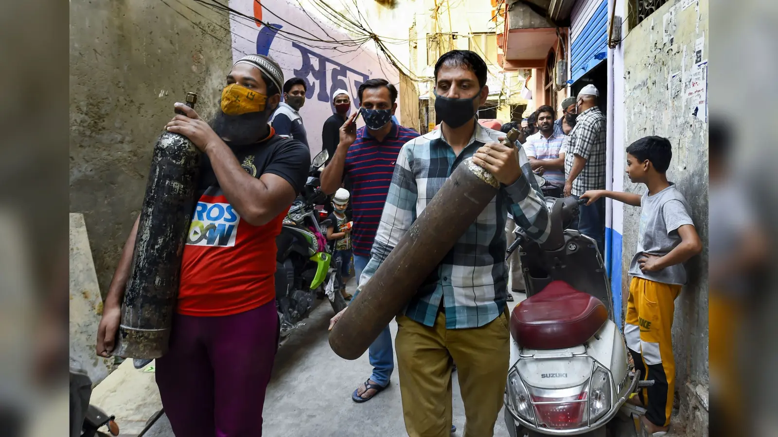 Corona Crisis: अस्पताल में ऑक्सीजन नहीं और चल रहे स्टील प्लांट, केंद्र को दिल्ली हाई कोर्ट की फटकार