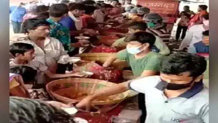 घर आई नन्हीं परी, तो स्टॉल लगाकर सभी को फ्री में भर पेट खिला रहे गोलगप्पे