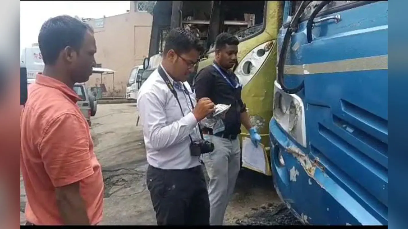 रांची के खादगढ़ा बस स्टैंड में आग लगने के कारणों में जुटी पुलिस और फॉरेंसिक टीम, कई पहलुओं पर हो रही जांच