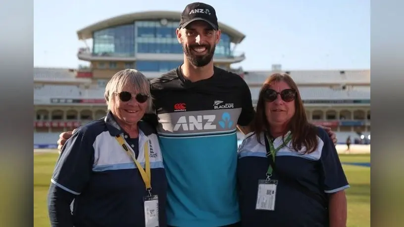 ENG vs NZ: डेरिल मिशेल के छक्के से स्टेडियम में बैठे दर्शक का हुआ नुकसान, कीवी टीम ने भरा हर्जाना, VIDEO