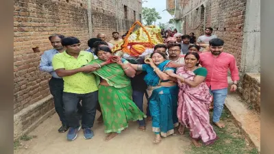 झारखंड: बेटी व बहुओं ने पिता की अर्थी को दिया कंधा, लोगों ने की सराहना