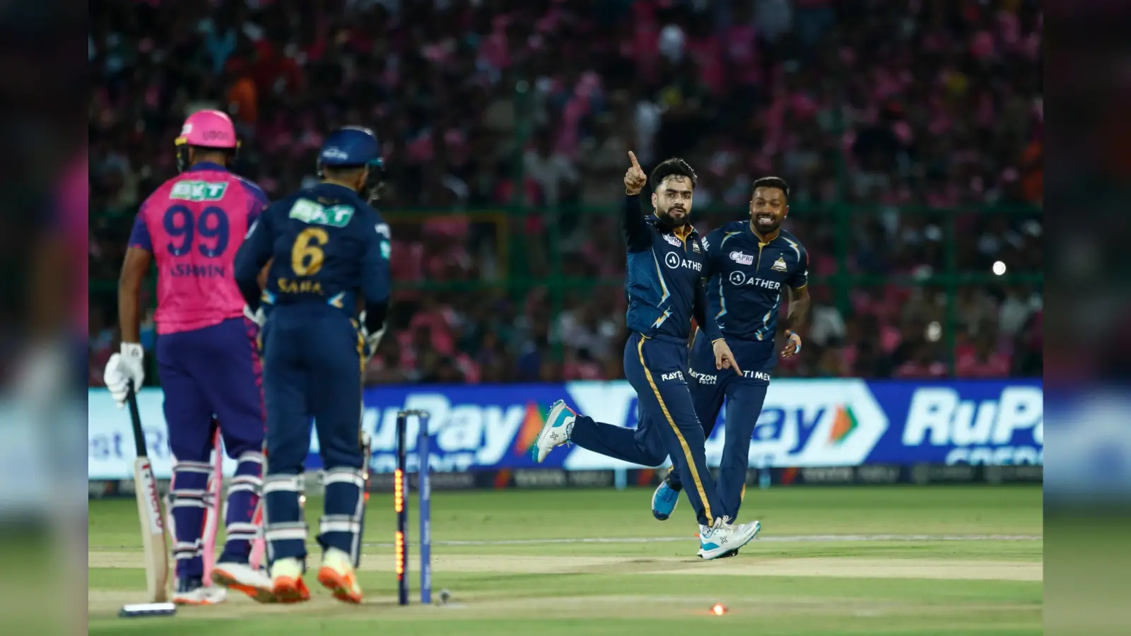 IPL Points Table 2023: राजस्थान को हराकर गुजरात ने प्लेऑफ की तरफ बढ़ाया एक और कदम, दो टीमों का सफर खत्म!