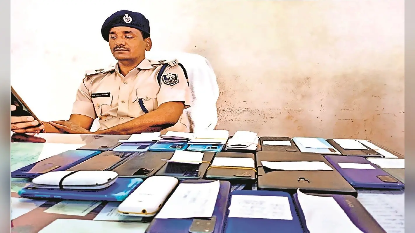 पटना से महनार तक पुलिस की छापेमारी में 24 फोन व एक टैब बरामद, आस छोड़ चुके लोगों को सिटी एसपी ने सौंपा मोबाइल