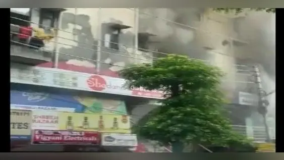 गाजियाबादः कन्फेक्शनरी शॉप में लगी भीषण आग, धू-धू कर जल गई पूरी दुकान, फायर बिग्रेड ने पाया काबू