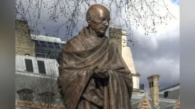 लंदन में संभावित प्रदर्शनों से पहले चर्चिल और गांधी की मूर्तियों को ढका गया