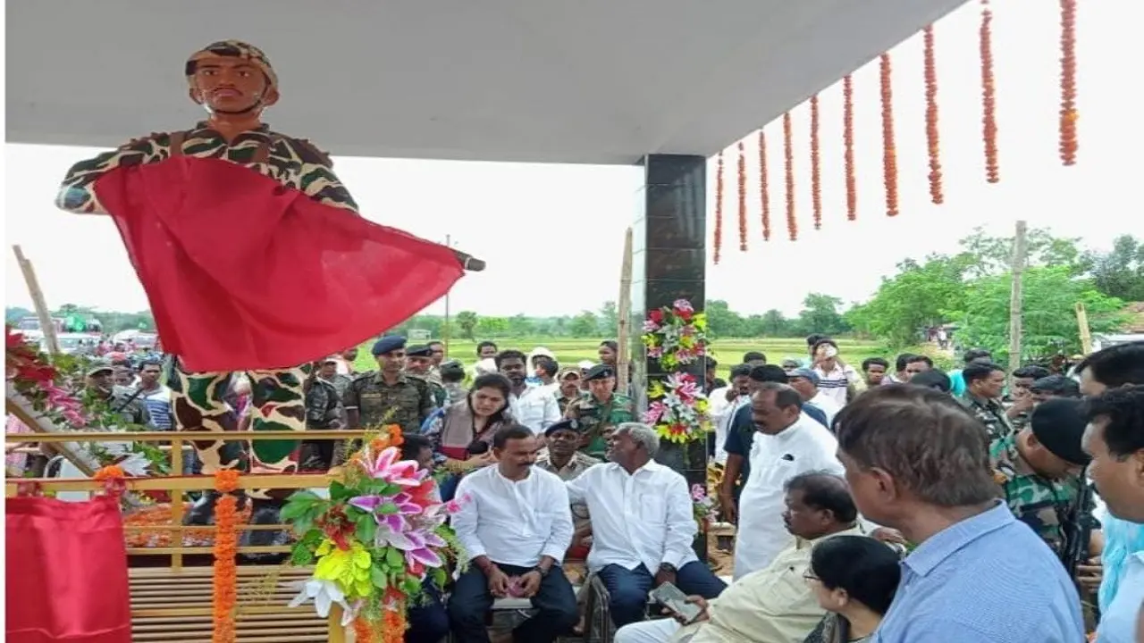 Jharkhand News: गणेश हांसदा शहादत दिवस समारोह, आदिवासी कल्याण मंत्री चंपई सोरेन ने किया मूर्ति का अनावरण
