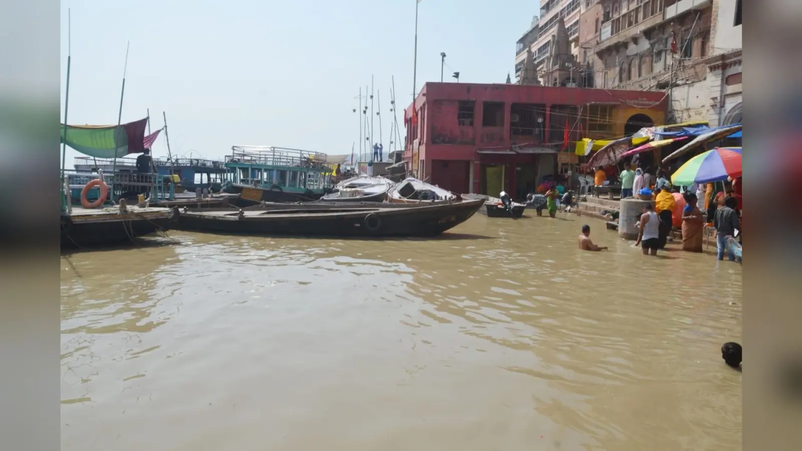 Varanasi News: गंगा के जलस्तर में बढ़ोतरी जारी, रोजी-रोटी की चिंता में डूबे नाविक