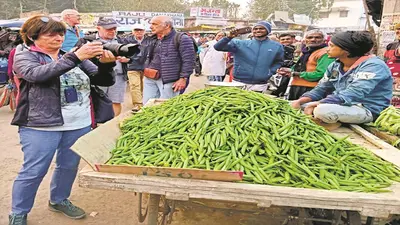 गंगा विलास क्रूज: मुंगेर हाट में हरी साग-सब्जी देखकर चौंक गए विदेशी सैलानी, अपने देश के बारे में ये कहा…