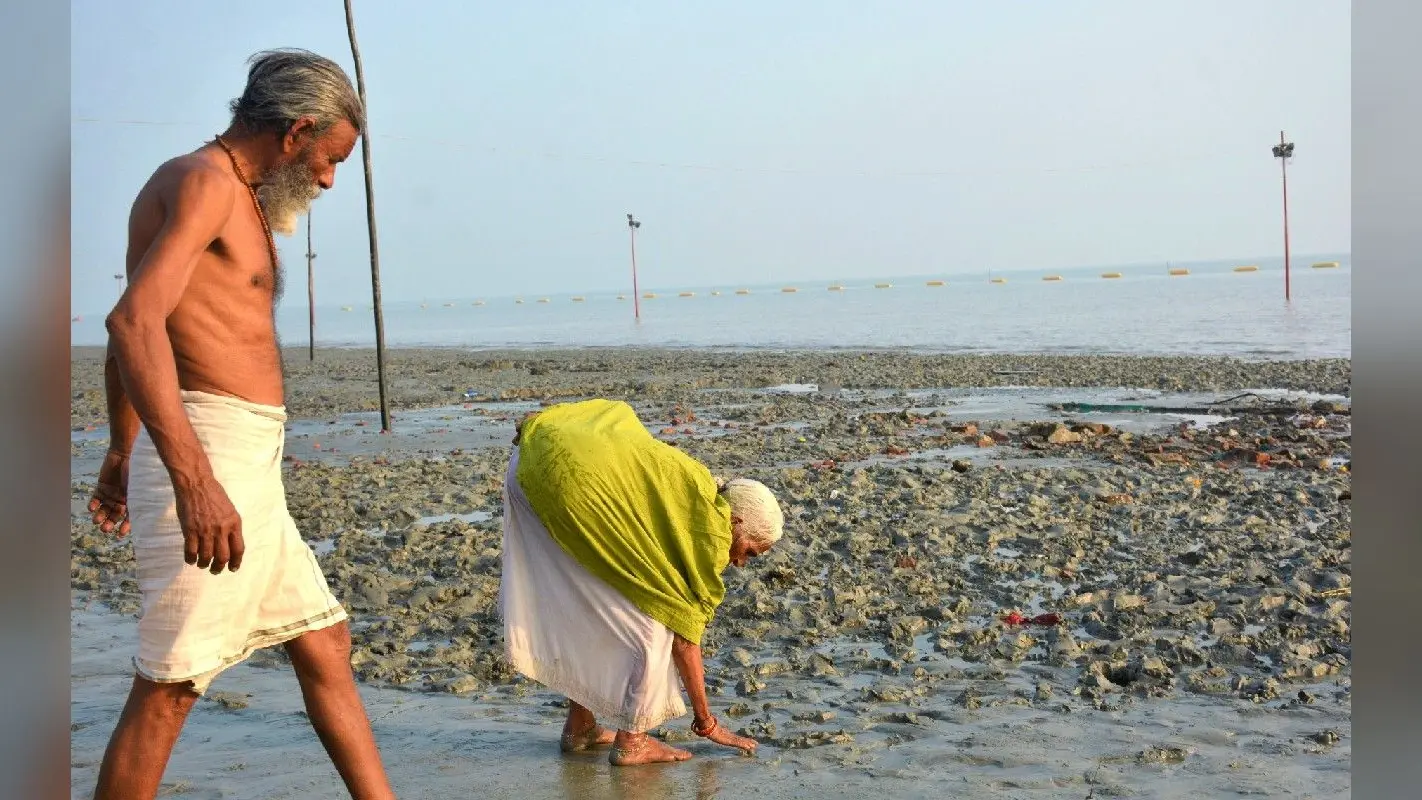 सागरद्वीप : इस बार आस्था की डुबकी लगाना नहीं होगा आसान, तट पर लगा दलदली मिट्टी का अंबार