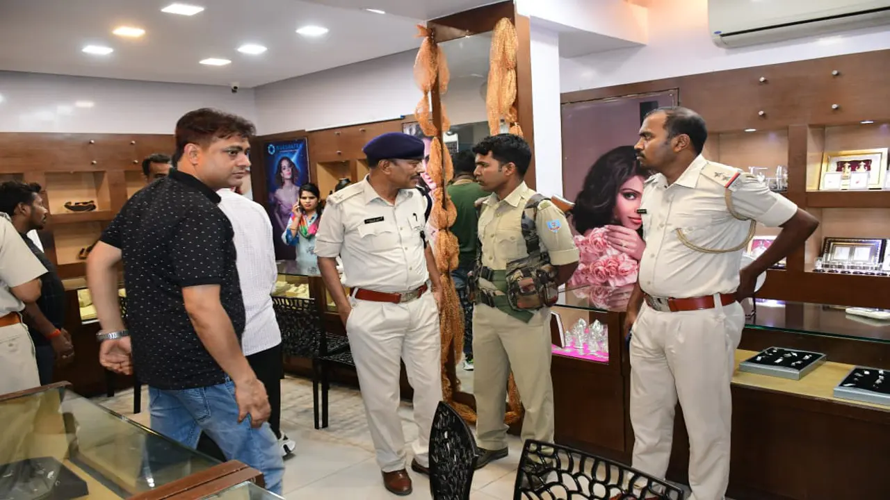 Jharkhand Crime News: बोकारो के एक जेवर दुकान में लूट, फायरिंग कर अपराधी हुए फरार,CCTV में कैद हुई वारदात