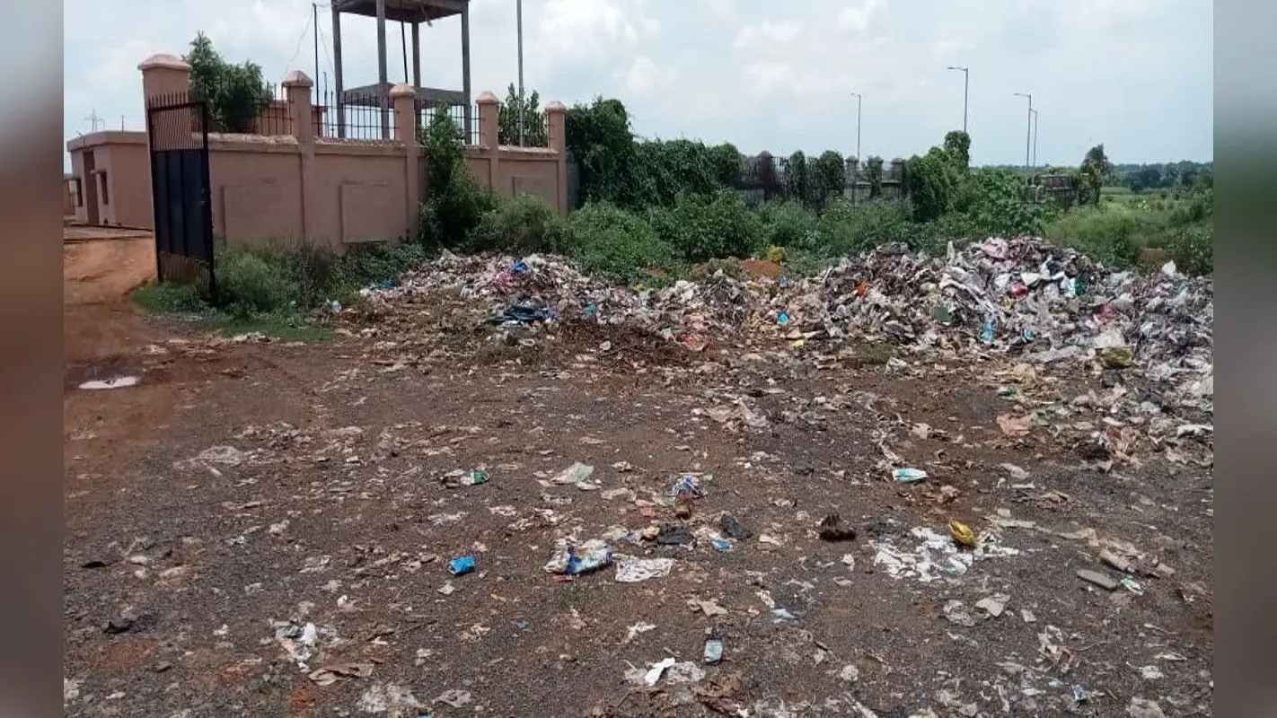 झारखंड : पाकुड़ में कचरा जमा होने से इलाके में फैल रहा दुर्गंध, ग्रामीणों को सता रहा बीमारियों का डर
