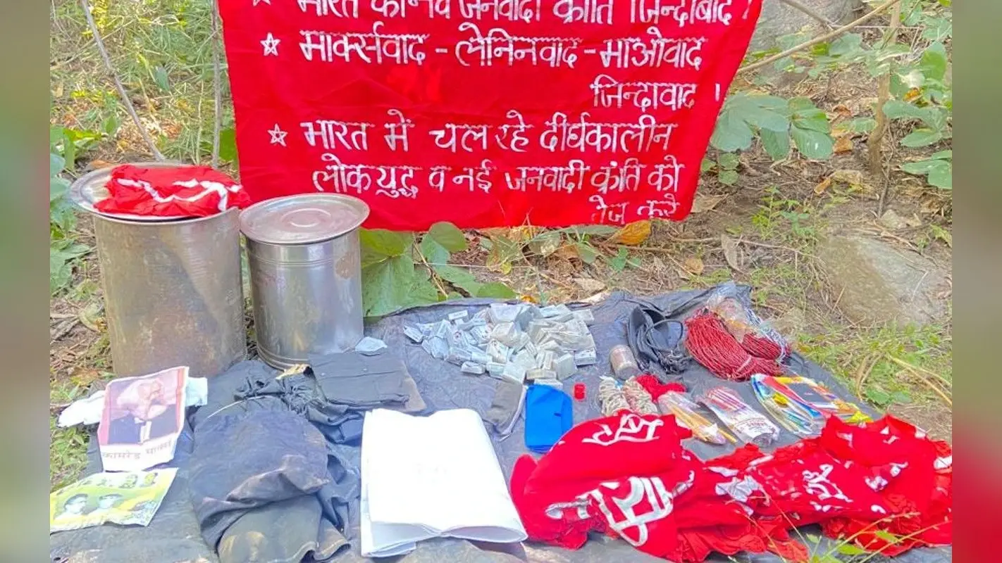 झारखंड में नक्सलियों की कमर टूटी, बूढ़ा पहाड़ पर फिर मिले विस्फोटक, नक्सली साहित्य और कंडोम