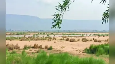 Garhwa News: सोन नद, पंडा नदी में उड़ रही रेत, वरदान बना केतार का अमराहीदह जलकुंड