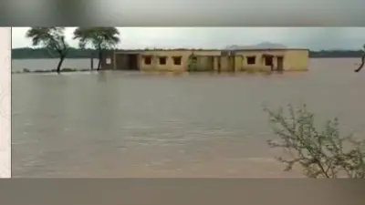 मेहसी-बसंतपुर गौस की सीमा पर टूटा कदाने नदी का तटबंध, कई गांवों में फैला पानी