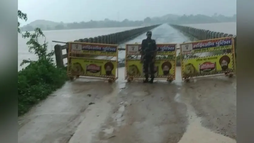 भारी बारिश से कोयल नदी में बाढ़, झारखंड के गढ़वा-पलामू को जोड़ने वाले पुल के पिलर में आयी दरार, आवागमन पर रोक