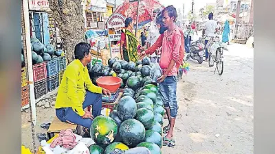 कटिहार में चिलचिलाती धूप व उमस भरी गर्मी से पूरे दिन जनता परेशान, ढूढ़ने पर भी नहीं मिल रहा पेड़ का छांव