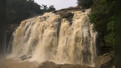 पर्यटकों को आकर्षित करता है जोन्हा फॉल, पहाड़ के बीचोबीच बना है भगवान बुद्ध का मंदिर