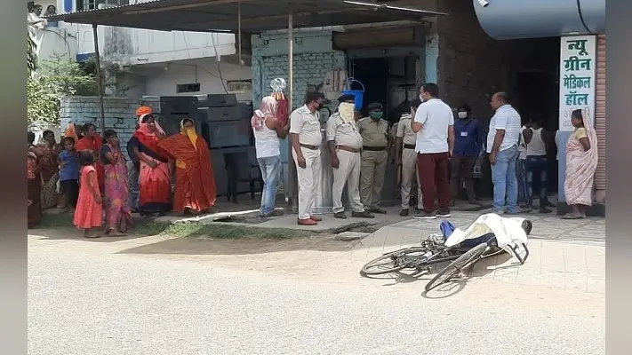 साइकिल से घर जा रहे मजदूर ने सड़क पर तोड़ा दम, भीड़ बनी रही तमाशबीन, कोरोना के भय से पुलिस ने भी एक घंटे बाद उठाया शव