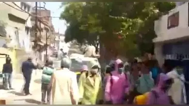 लॉकडाउन के बीच बिहार के इस गली में आये सफाईकर्मी तो लोगों ने बरसाये फूल, देखें वीडियो