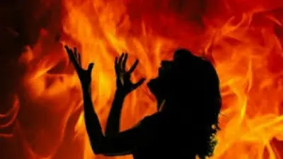 Varanasi: चारपाई के नीचे अलाव जलाकर सोई वृद्धा की जलकर मौत, पुलिस कर रही जांच, पोस्टमार्टम के लिए भेजा शव