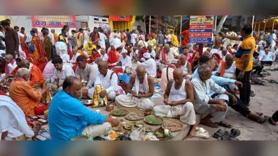 घने कोहरे के बीच तीर्थयात्री कर रहे हैं पिंडदान, गया में श्रद्धा के आगे ठंड बेअसर