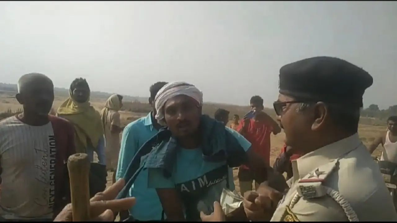 बिहार: गया में छापेमारी करने पहुंचे पुलिसकर्मियों को बालू माफियाओं ने बनाया बंधक, छुड़ा ले गये जब्त जेसीबी