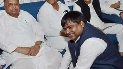 जेल में बंद यूपी के पूर्व मंत्री गायत्री प्रजापति के घर छापे में मिले 11 लाख के पुराने नोट, ईडी के हाथ लगी 100 बेनामी संपत्तियां