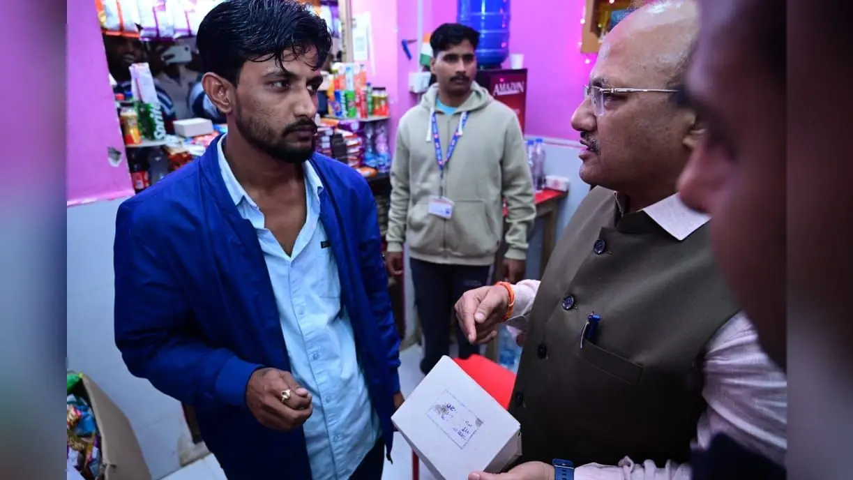 बेतिया स्टेशन पर घटिया भोजन व अधिक दाम देख जीएम नाराज, DCI को लगाई फटकार, ठेकेदार पर कार्रवाई का दिया निर्देश