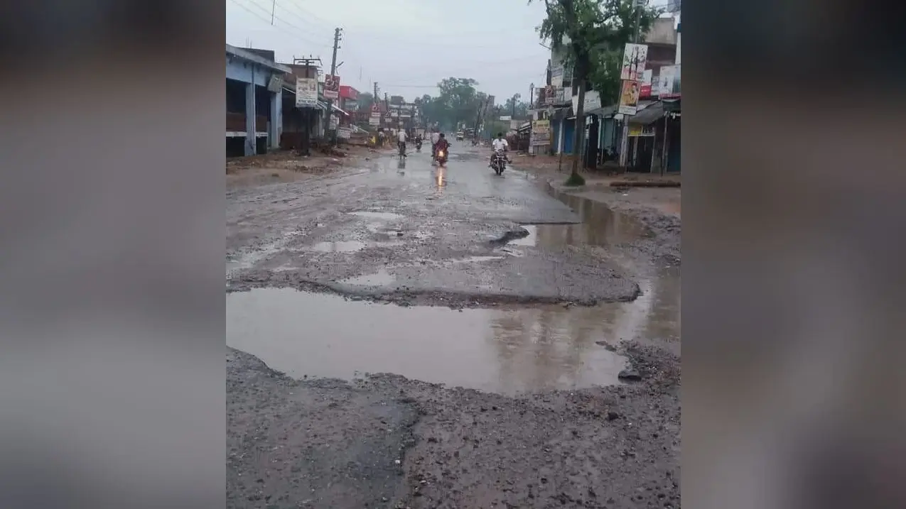 Monsoon In Jharkhand : मानसून की लगातार बारिश से दिल्ली, उत्तर प्रदेश समेत चार राज्यों को जोड़ने वाले एनएच-75 पर चलना हुआ मुश्किल, गढ़वा में सड़कों पर बड़े गड्ढे से हादसे के शिकार हो रहे लोग