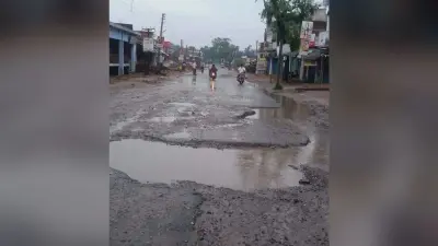 Monsoon In Jharkhand : मानसून की लगातार बारिश से दिल्ली, उत्तर प्रदेश समेत चार राज्यों को जोड़ने वाले एनएच-75 पर चलना हुआ मुश्किल, गढ़वा में सड़कों पर बड़े गड्ढे से हादसे के शिकार हो रहे लोग