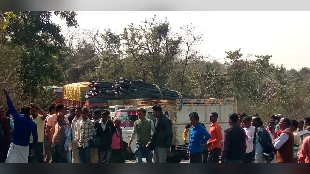 Jharkhand News : गढ़वा में ट्रक-बाइक की सीधी टक्कर, सड़क हादसे में दो सगे भाइयों की मौत, मुआवजे के बाद हटा सड़क जाम