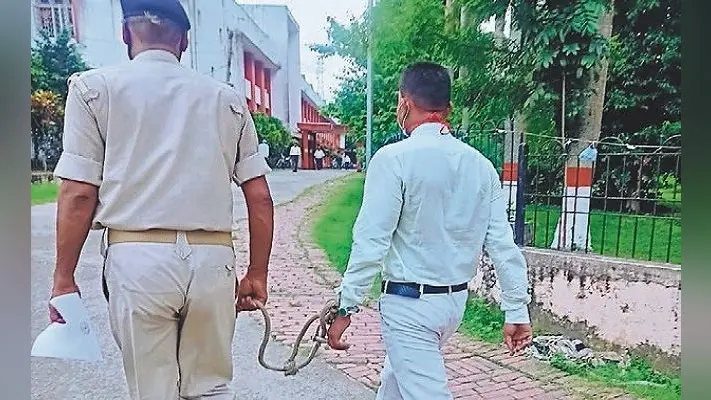 Bihar News: सादे लिबास में घूमती रही पुलिस, रेप के आरोपित ने वकील का कपड़ा पहनकर कोर्ट में कर दिया सरेंडर