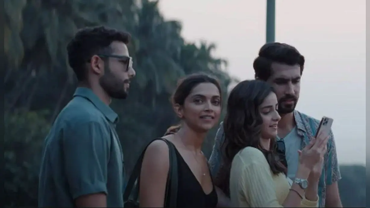 Gehraiyaan Movie Review: सतही रह गयी उलझे रिश्तों की यह ‘गहराइयां’